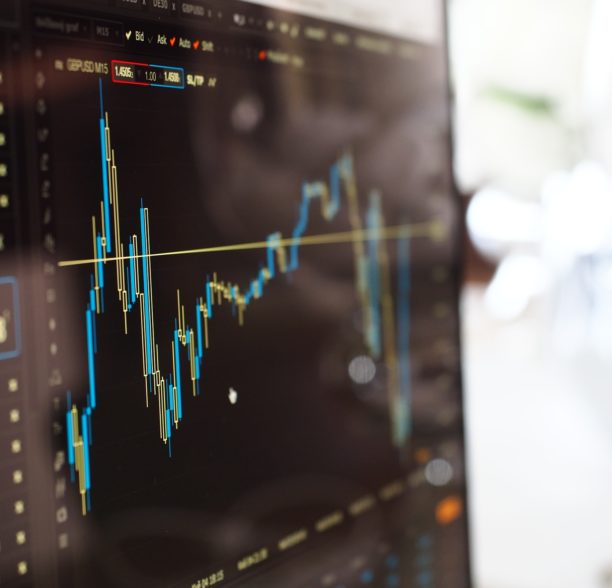 "Плаванье китов" и как они влияют на крипто-рынок